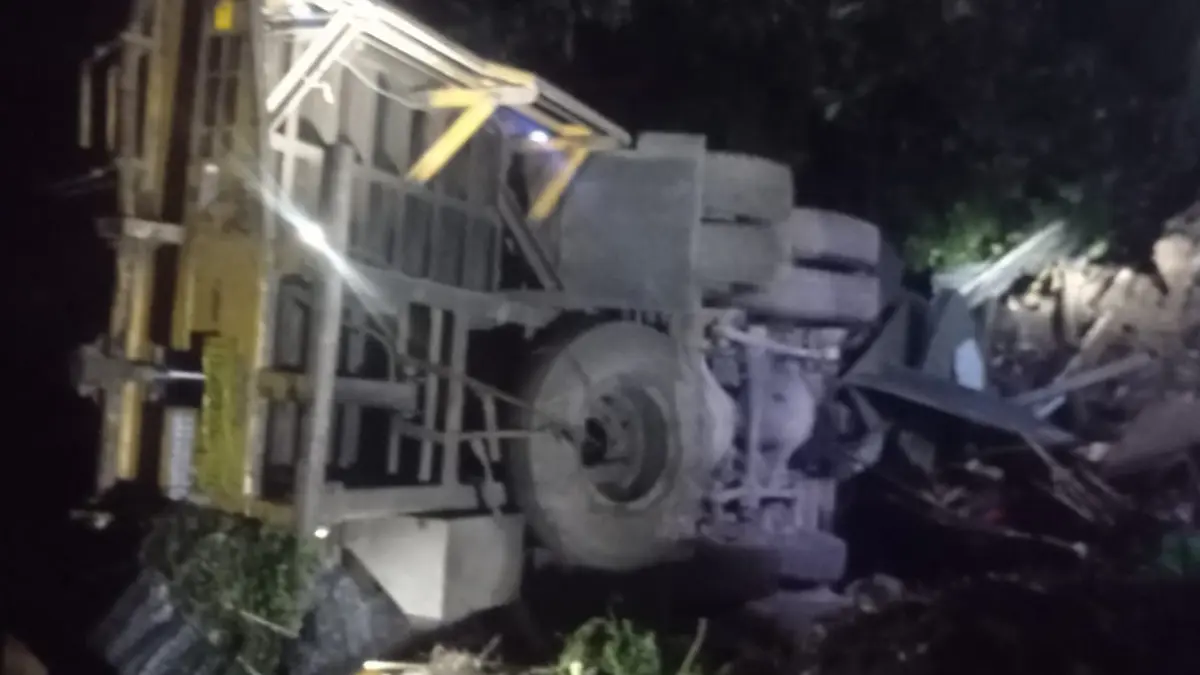 Truk bermuatan alat berat terjun ke jurang setelah mengalami rem blong di kawasan Sitinjau Lauik, Kelurahan Indarung, Kecamatan Lubukkilangan, Kota Padang, Kamis malam (23/7/2026). (Polsek Lubukkilangan)