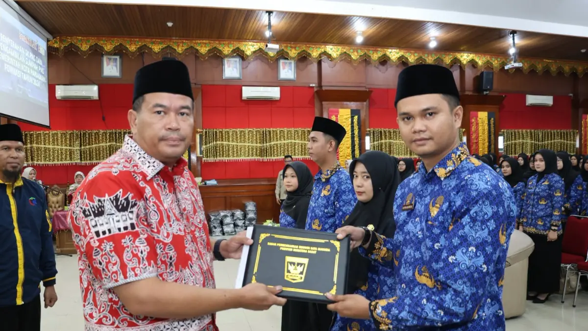 Wali Kota Pariaman Yota Balad menyerahkan SK dan mengambil sumpah 150 Pegawai Negeri Sipil di lingkungan Pemerintah Kota Pariaman Formasi Tahun 2024 di Aula Balaikota Pariaman, Jumat (24/7/2026).