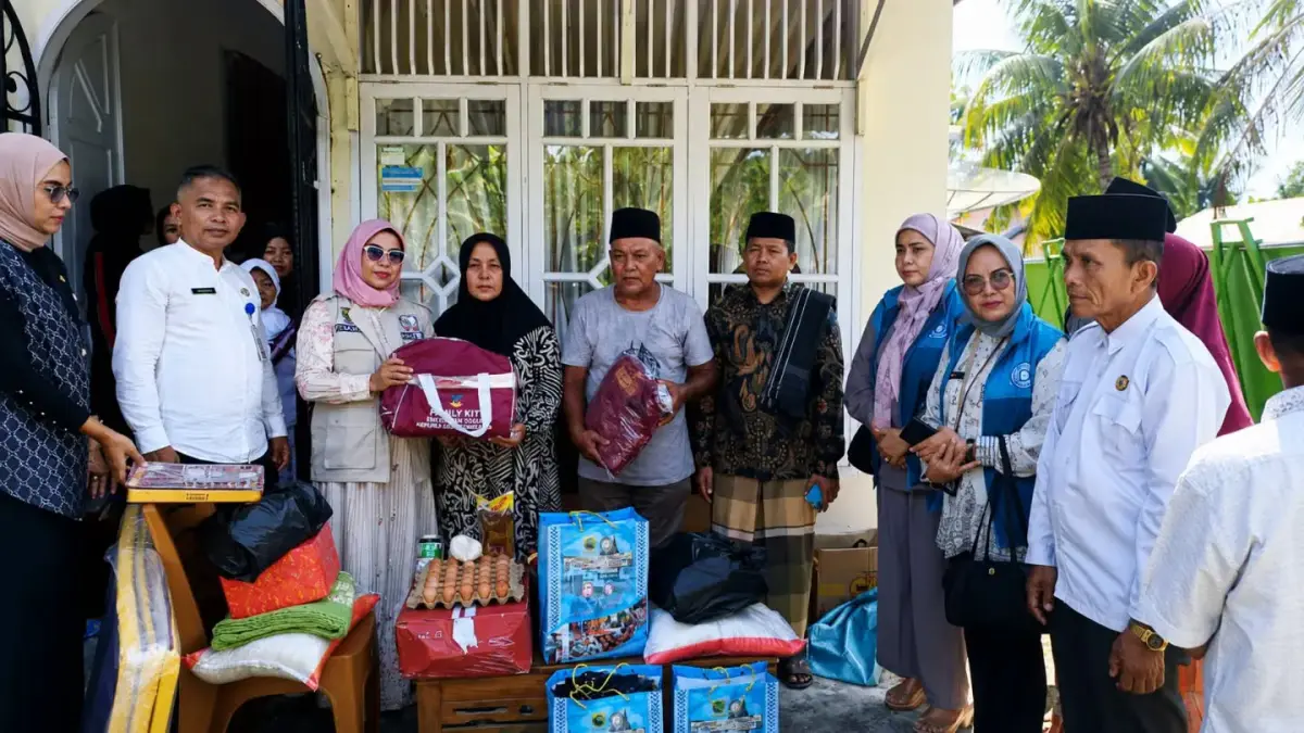 Kepala Dinas Sosial P3A Kabupaten Padang Pariaman Siska Primadona mewakili Bupati John Kenedy Azis menyerahkan bantuan kepada keluarga korban kebakaran di Nagari Sungai Buluah Utara, Kecamatan Batang Anai, Jumat (24/7), didampingi TP-PKK, Dharma Wanita Persatuan, dan Baznas Kabupaten Padang Pariaman.