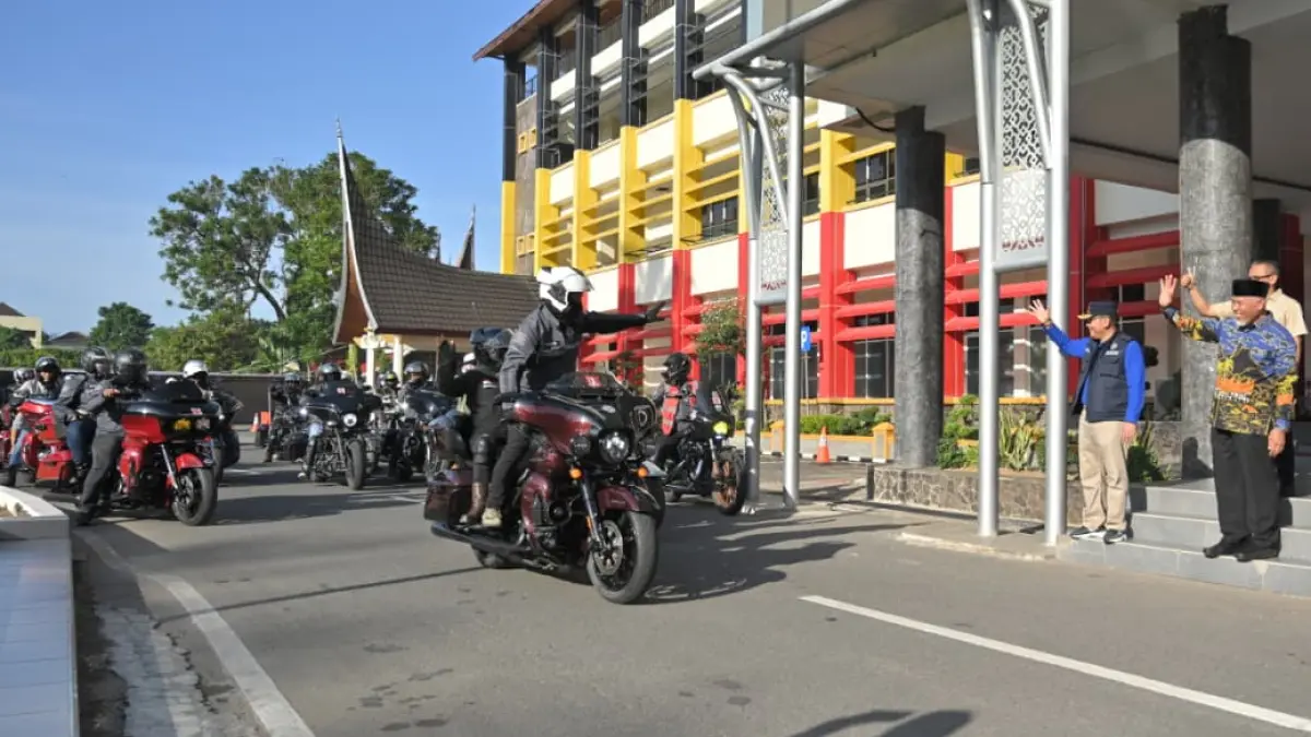 Gubernur Sumbar Mahyeldi melepas rombongan Mandatory Ride MBI Wilayah Medan di halaman Kantor Gubernur Sumbar, Sabtu (25/7/2026). Pada kegiatan tersebut, MBI Medan menyerahkan donasi Rp20 juta kepada salah satu rumah tahfiz di Sumatera Barat.