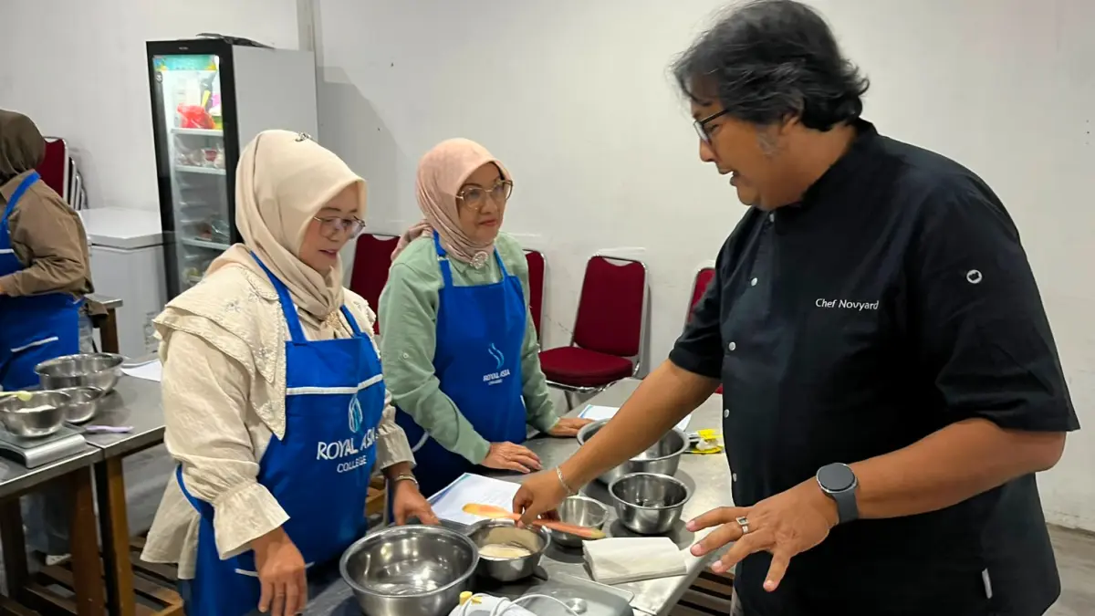 Instruktur Royal Asia College, Novyard, memberikan materi pengembangan produk turunan Kopi Bantjah kepada peserta pelatihan yang digelar PT Semen Padang di Padang.