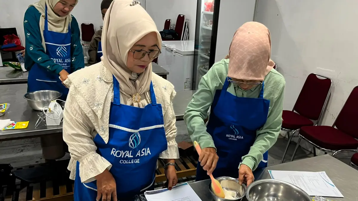 Peserta  Pelatihan Produk Turunan Kopi Bantjah yang digelar PT Semen Padang di Padang melakukan praktik materi pengolahan produk turunan kopi, Rabu (22/7/2026).