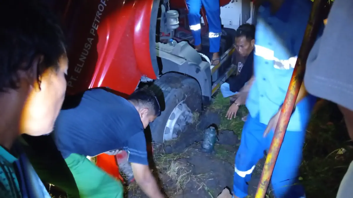 Proses evakuasi truk tangki BBM milik Pertamina yang terperosok di bahu jalan di Jorong Supanjang, Nagari Cubadak, Jumat (24/7/2026) malam hingga Sabtu dini hari.