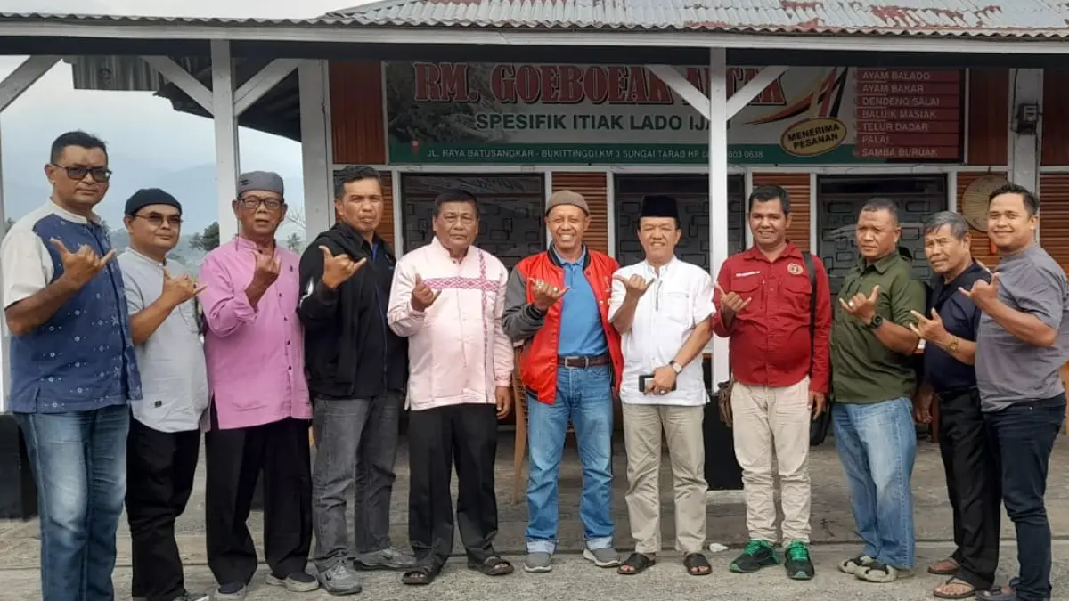 PWI Tanahdatar foto bersama usai rapat organisasi membahas program kerja, penguatan kapasitas wartawan, dan konsolidasi internal organisasi.