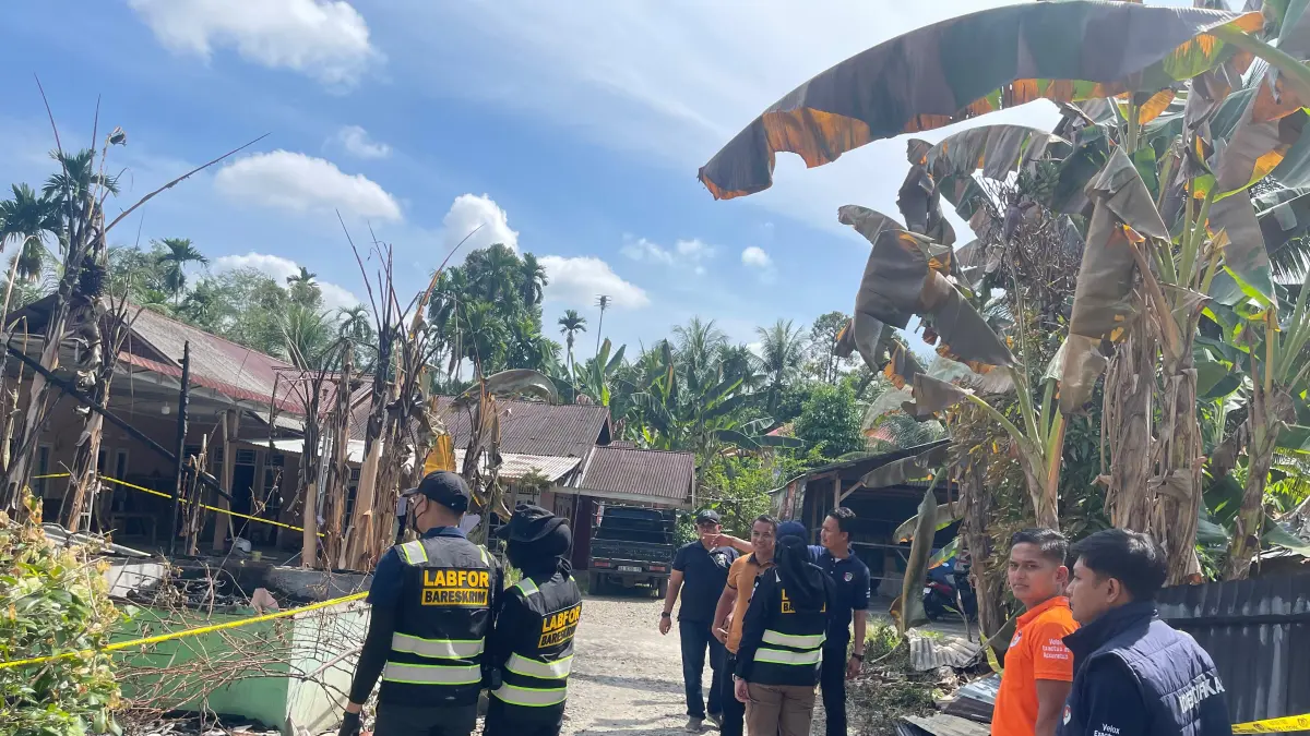 Tim Pusat Laboratorium Forensik (Puslabfor) Polri melakukan olah TKP kebakaran rumah yang menewaskan pasangan suami istri di Nagari Sungai Buluah Utara, Batang Anai, Padangpariaman, Sabtu (25/7/2026).