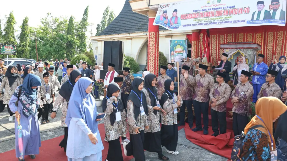 Wali Kota Pariaman Yota Balad bersama Wakil Wali Kota Pariaman Mulyadi membuka MTQ VI Kecamatan Pariaman Timur 2026 di Halaman Kantor Camat Pariaman Timur, Jumat (24/7). Ajang tersebut diikuti 324 peserta dari 16 desa dan berlangsung hingga 26 Juli 2026.