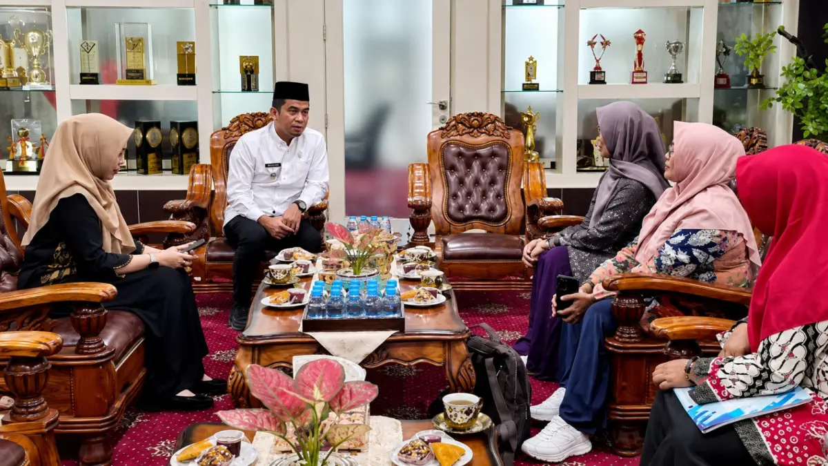 Wali Kota Solok Dr. Ramadhani Kirana Putra menerima audiensi Balai Guru dan Tenaga Kependidikan (BGTK) Provinsi Sumatera Barat di Ruang Kerja Wali Kota Solok, Jumat (24/7/2026), guna memperkuat sinergi peningkatan kompetensi guru dan tenaga kependidikan.