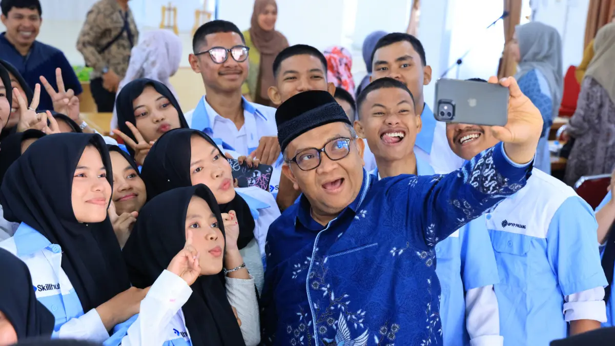 Wakil Menteri Ketenagakerjaan Afriansyah Noor membuka Pelatihan Vokasi Nasional Batch 3 Tahun 2026 di BPVP Padang. Program ini diikuti 982 peserta dari Sumatera Barat dan Jambi sebagai bagian dari target 300 ribu peserta pelatihan vokasi nasional pada 2026.