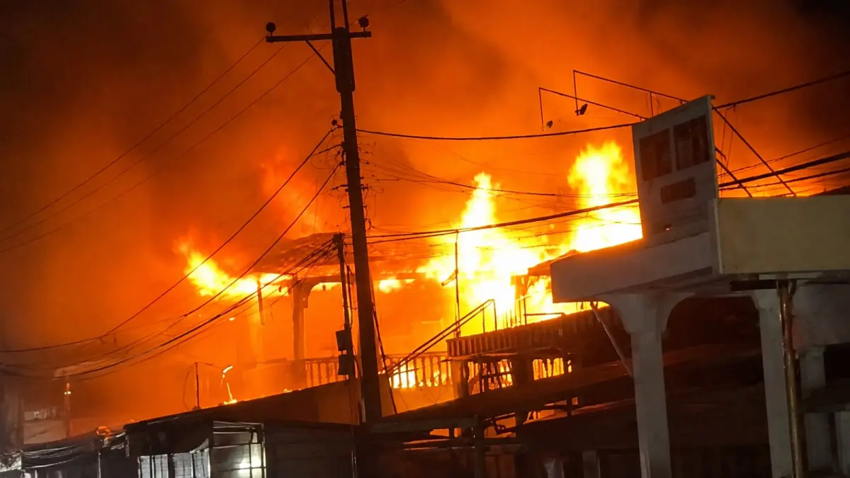 Kebakaran yang menghanguskan ruko dua lantai di Pasar Inderapura, Sabtu (25/7/2026) malam.