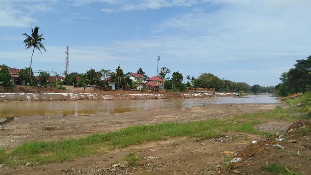 Kondisi Sungai Batang Kuranji di sekitar Masjid Raya Nagari Nanggalo, Kota Padang. Normalisasi sedimentasi sungai menjadi prioritas untuk mengurangi risiko banjir. (FB Al Imran Mangindo Kayo)