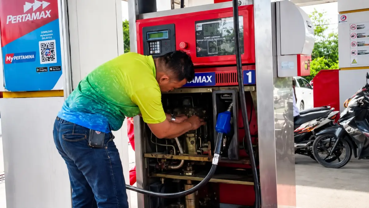 Petugas Bidang Kemetrologian Dinas Perdagangan Kota Padang melakukan tera ulang pompa ukur BBM di salah satu SPBU.
