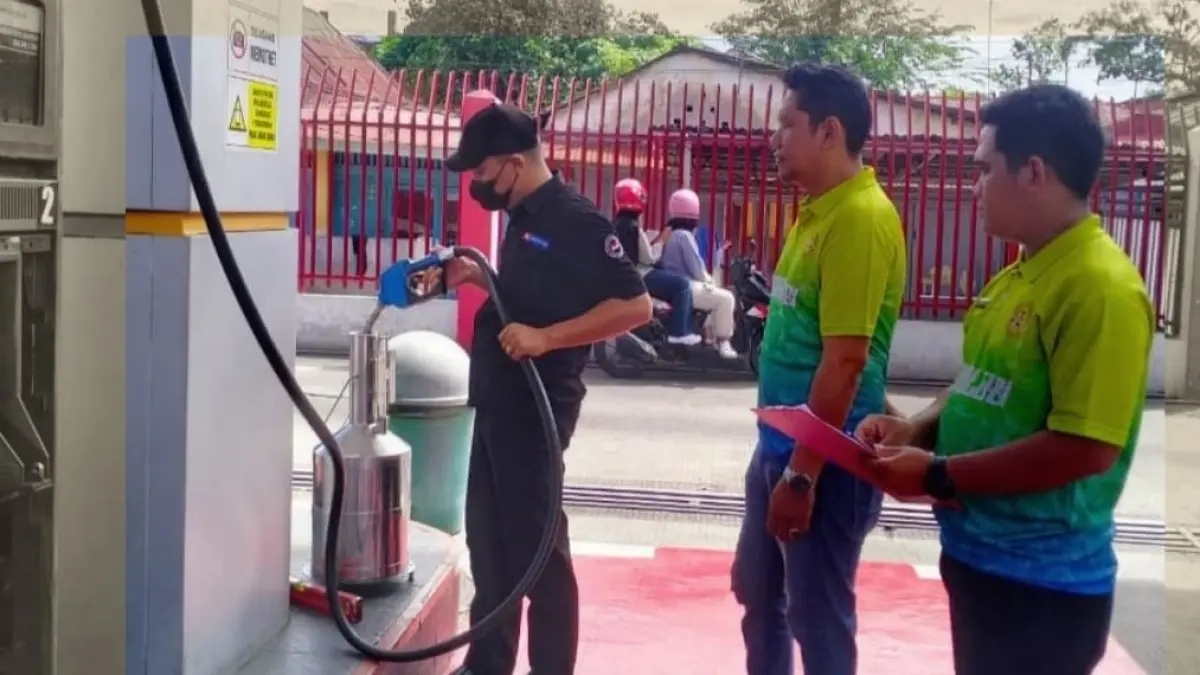 Petugas Bidang Kemetrologian Dinas Perdagangan Kota Padang melakukan tera ulang pompa ukur BBM di salah satu SPBU. Pemko Padang mewajibkan setiap SPBU memasang gelas penglihat untuk menjamin transparansi dan ketepatan takaran BBM.