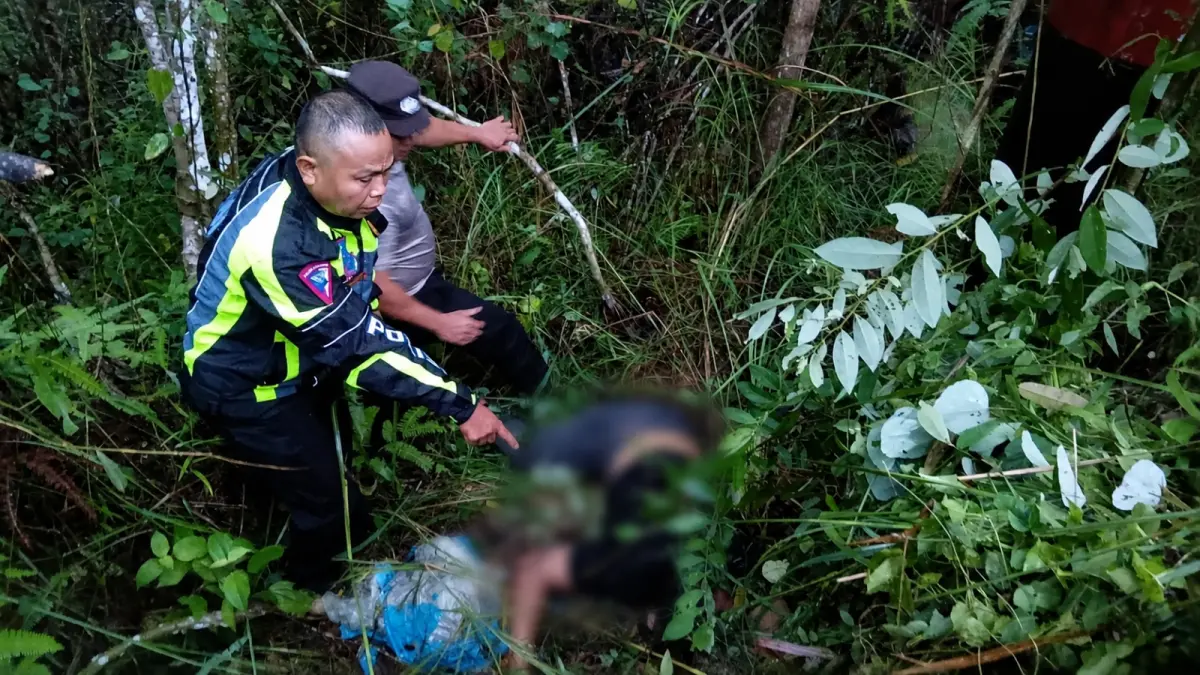 Petugas Satlantas Polres Dharmasraya melakukan penanganan di lokasi kecelakaan tunggal yang menewaskan seorang pengendara sepeda motor di Jalan Umum Jalur Dua Simpang SMKN 1 Sungai Rumbai, Minggu (26/7/2026).