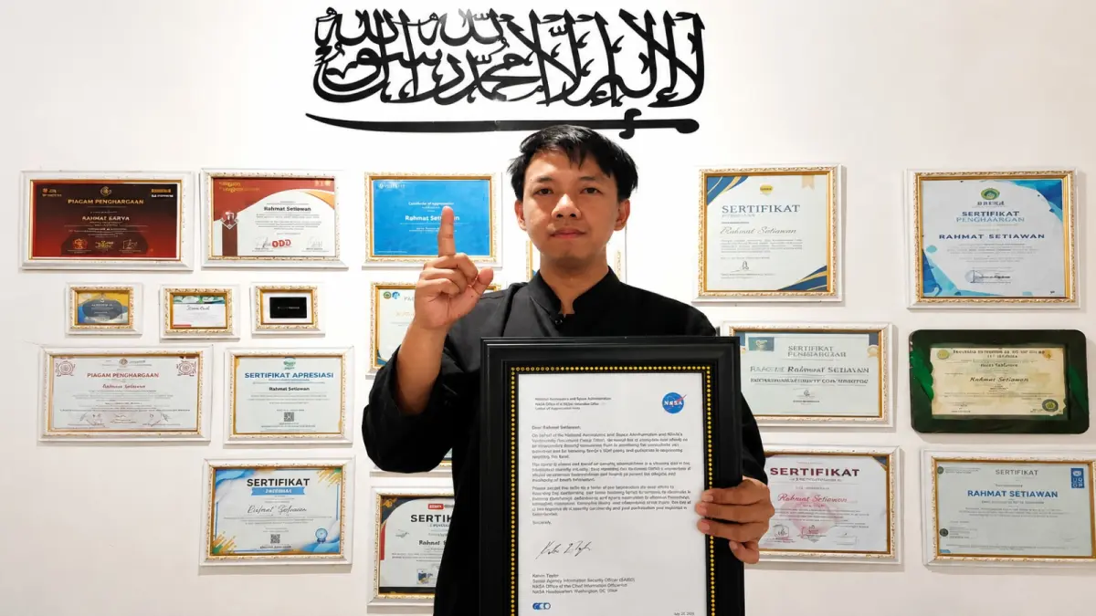 Rahmat Setiawan, hacker asal Perawang, Kabupaten Siak, menerima pengakuan Hall of Fame dan Piagam Penghargaan dari NASA setelah laporannya mengenai celah keamanan sistem dinyatakan diterima.