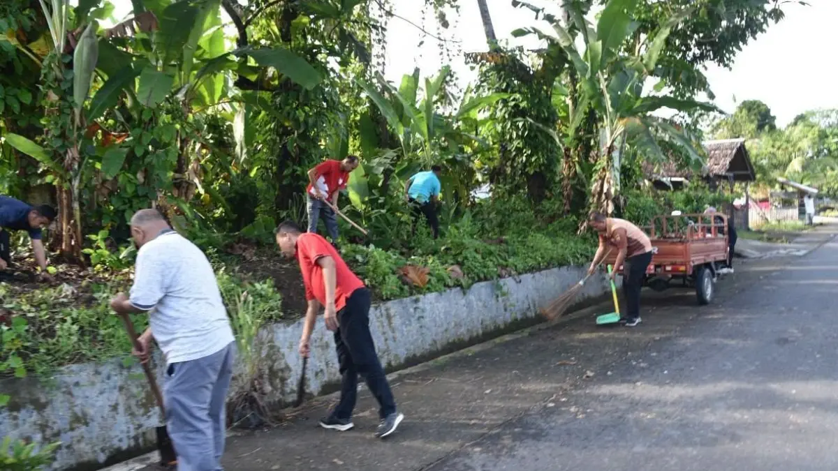 Wakil Wali Kota Mulyadi terlihat mengikuti gotong royong serentak saat peluncuran MINTA BERLIAN dan Lomba Desa Bersih 2026 di Kota Pariaman, Minggu (26/7/2026).