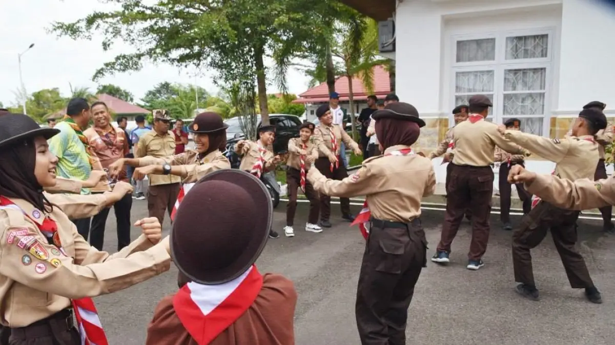 Wali Kota Pariaman Yota Balad dan Wawako Mulyadi bersama 32 anggota kontingen Pramuka Penggalang Kota Pariaman sebelum keberangkatan menuju Jambore Nasional XII 2026 di Cibubur, Minggu (26/7/2026).