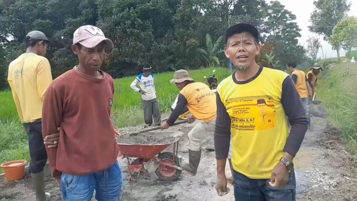 Warga Jorong Guguak Ateh, Nagari Padang Laweh, Kecamatan Sungai Tarab, bergotong royong menambal dan mengecor jalan lingkar nagari yang rusak secara swadaya, Sabtu (25/7/2026).