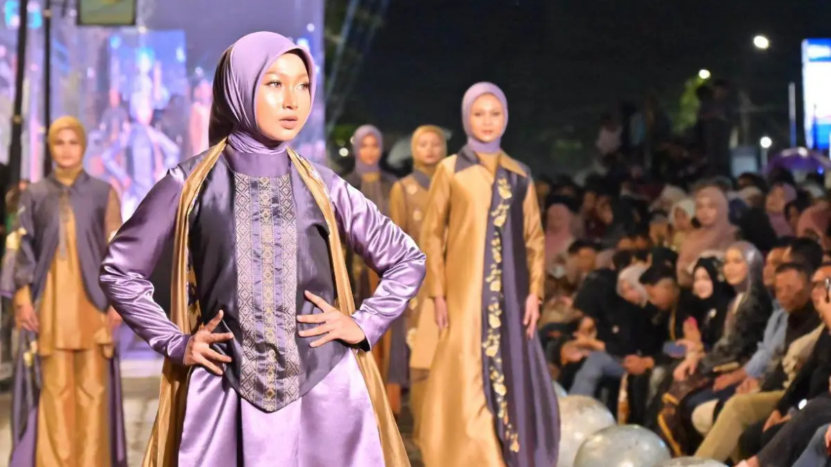 Warga memadati kawasan pedestrian depan Ramayana Payakumbuh saat pembukaan Payakumbuh Local Brand 2026, Sabtu (25/7/2026) malam. Kegiatan ini menjadi ajang promosi produk UMKM, desainer lokal, dan pelaku ekonomi kreatif Kota Payakumbuh.