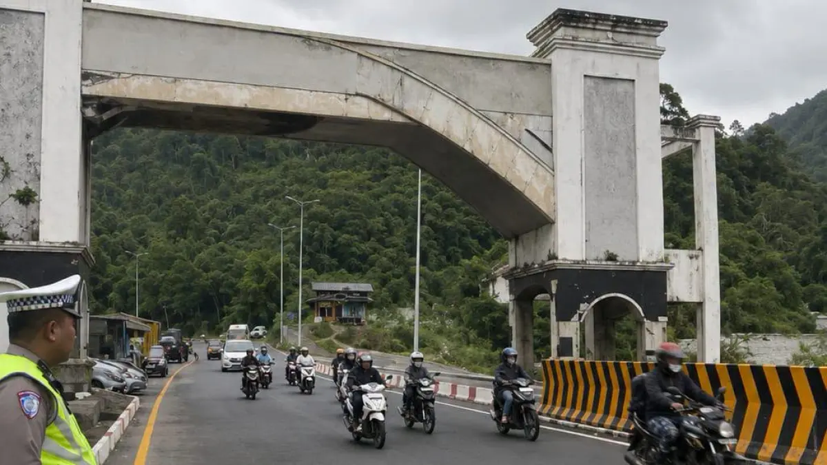 Personel Satlantas Polres Padangpanjang memantau arus lalu lintas di jalur Lembah Anai, Senin (27/7/2026). BPJN Sumatera Barat resmi membuka kembali ruas jalan tersebut untuk seluruh jenis kendaraan setelah pekerjaan rehabilitasi dan rekonstruksi dampak longsor serta galodo selesai.