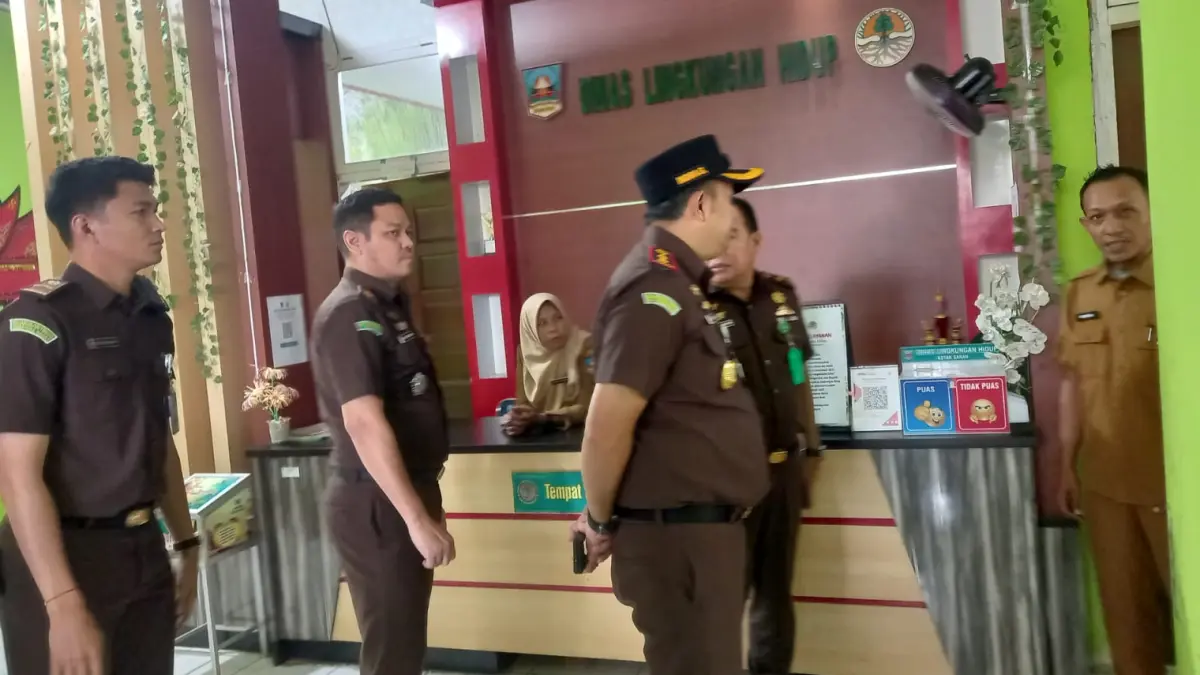 Kepala Kejaksaan Negeri Dharmasraya, Indra Gunawan, memimpin penggeledahan di Kantor DLH Kabupaten Dharmasraya, Senin (27/7/2026). Tim penyidik memeriksa sejumlah ruangan terkait penyidikan dugaan korupsi SPJ fiktif belanja BBM mobil operasional tahun 2024. (Ist)