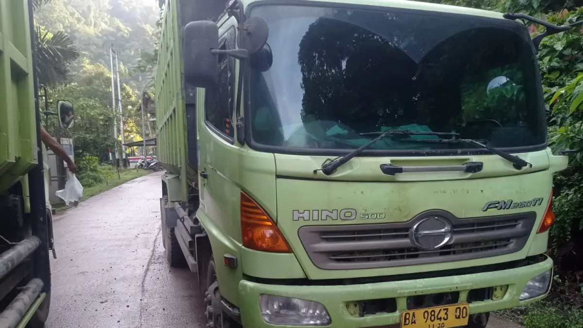 Dump truk Hino yg terlibat kecelakaan dengan sepeda motor di Lubuk Paraku, Kecamatan Lubuk Kilangan, Kota Padang, Senin (27/7/2026). Insiden tersebut menyebabkan seorang pelajar meninggal dunia di lokasi. (Polsek Luki)