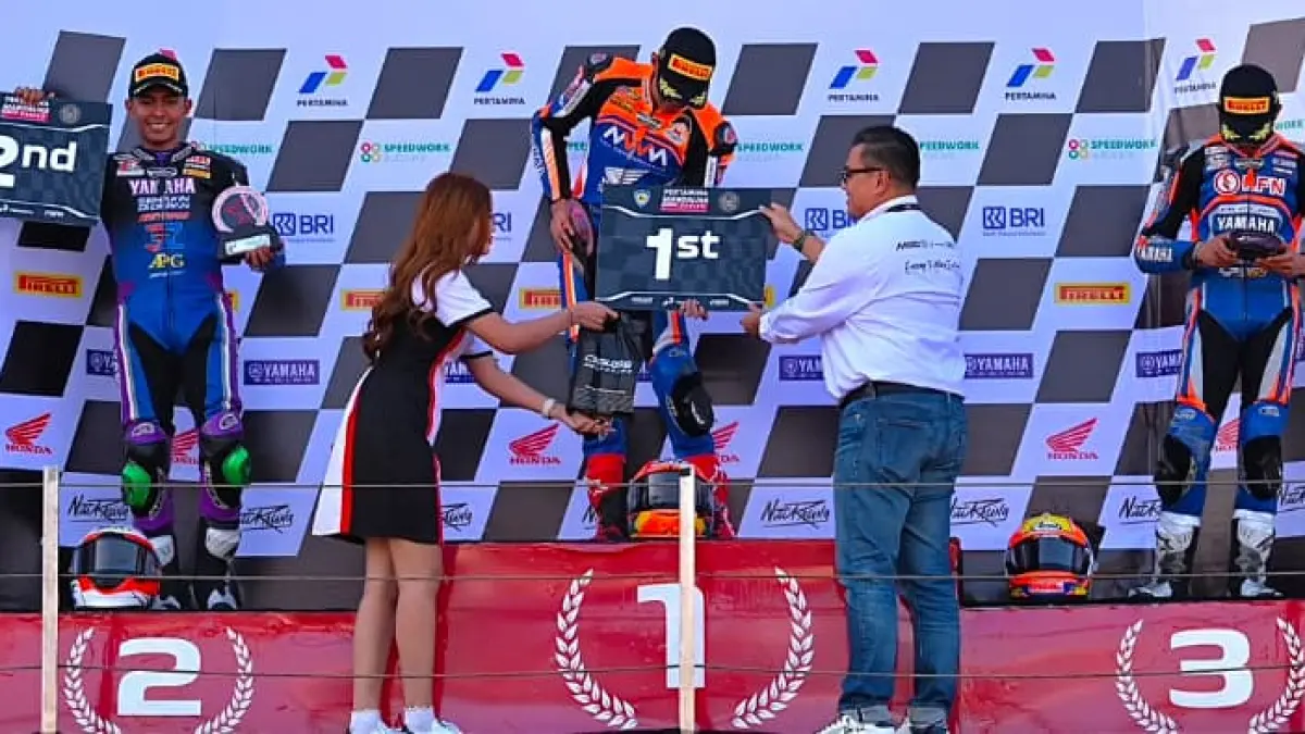 VP Corporate Communication Pertamina, Muhammad Baron serahkan penghargaan kepada juara 1 saat Pertamina Mandalika Racing Series 2026 Round 3, di Pertamina Mandalika International Sirkuit, Lombok, Nusa Tenggara Barat pada Minggu (26/7). (Foto: Corcom Pertamina)