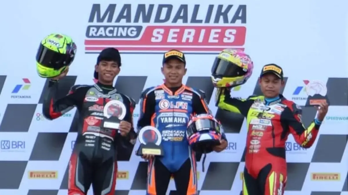 Fadli Rigani (tengah) berhasil menjadi pemenang setelah menyelesaikan delapan lap dalam waktu 15 menit 37,139 detik, disusul Riyan Ananda dengan selisih 1,164 detik, dan Ilham Elsan Efendi dengan selisih 1,312 detik di kelas Underbone 150cc. (Foto: themandalikagp.com)