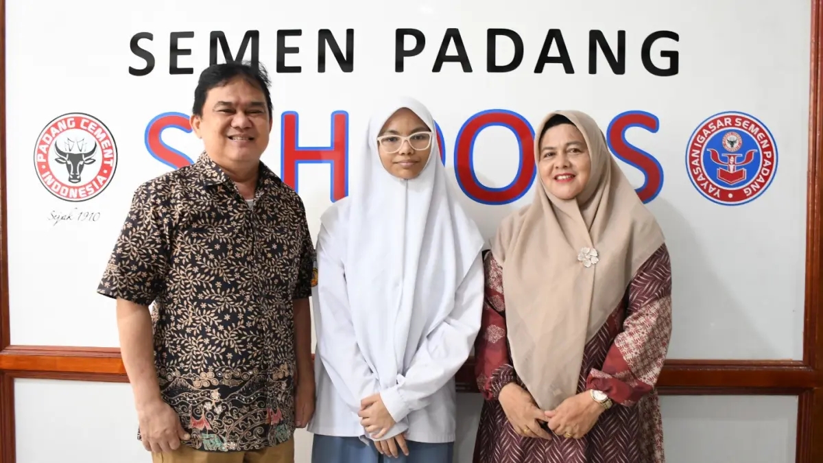 Nayla Irza Ramadhani foto bersama dengan Ketua Yayasan Igasar Semen Padang , Hasfi Rafiq, dan Kepala SMA Semen Padang, Moethia Varina Oemar, beberapa waktu lalu.