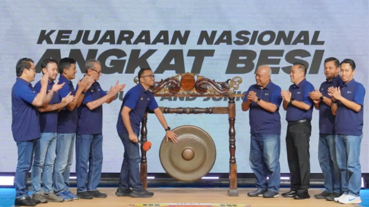 Peserta Kejurnas Angkat Besi Youth & Junior Pupuk Indonesia 2026 bertanding di Semarang sebagai ajang regenerasi atlet angkat besi nasional.(Foto: Corcom)