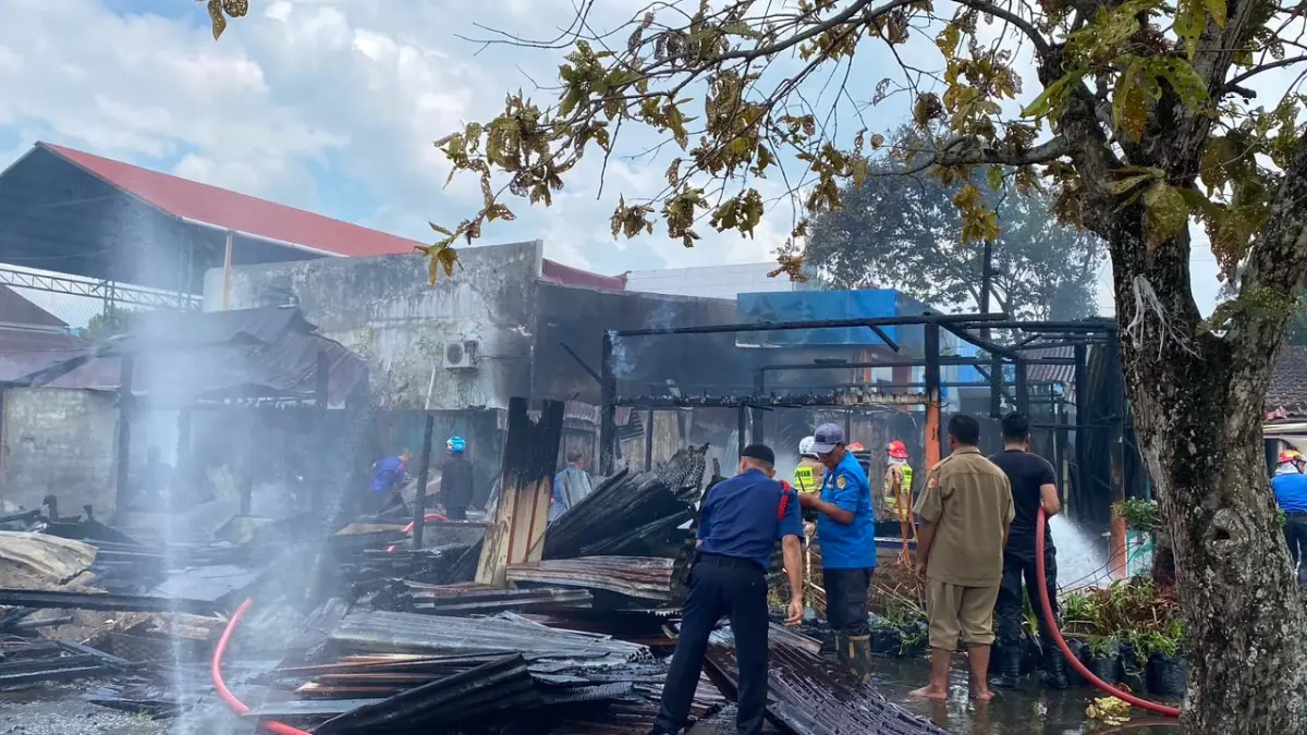 Petugas Damkar Kota Solok berhasil memadamkan kebakaran yang melanda rumah makan dan ruko foto copy semi permanen di Kelurahan IX Korong, Kecamatan Lubuk Sikarah, Senin (27/7/2026). (Dila Kartiko Sari/Padeks)