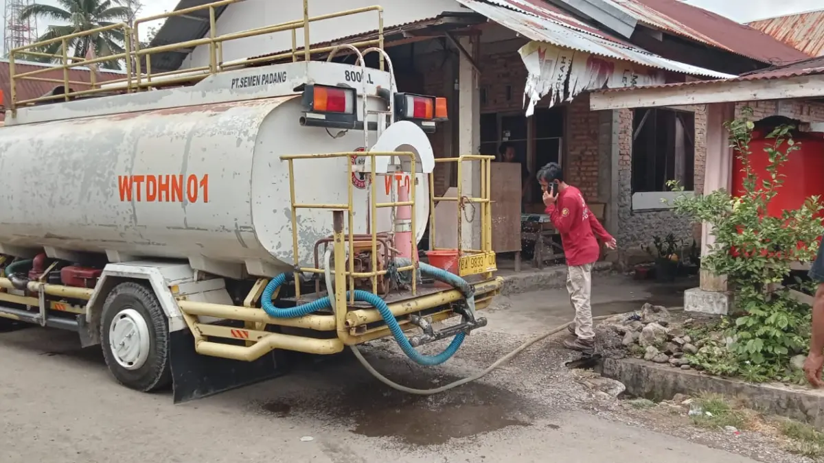 PT Semen Padang menegaskan komitmen CSR dengan menyalurkan air bersih bagi warga Lambung Bukik terdampak galodo.