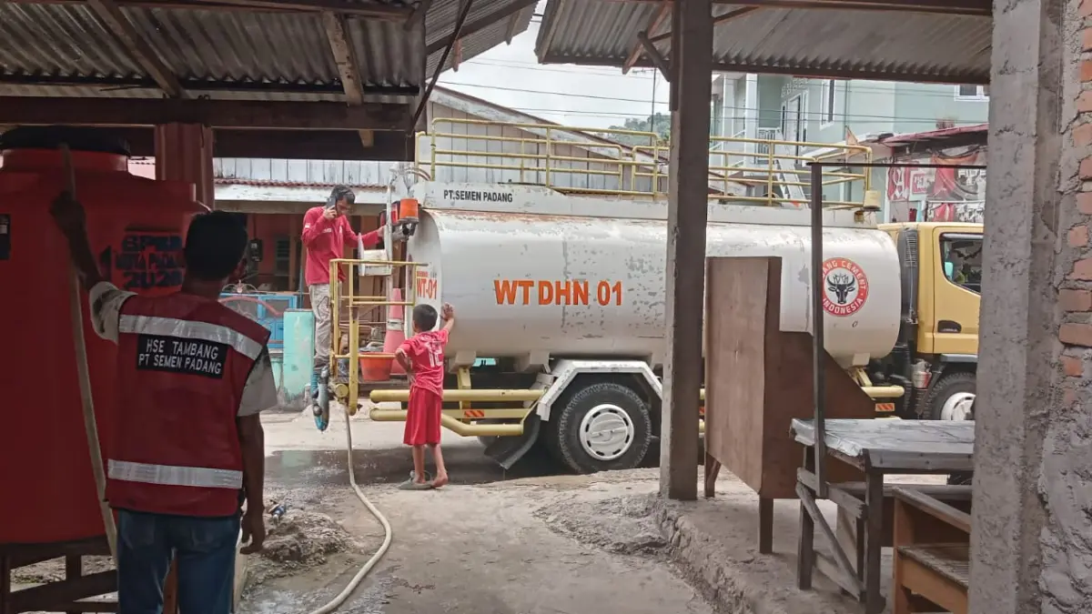 PT Semen Padang menyalurkan 8.000 liter air bersih kepada warga Lambuang Bukik, Padang, yang masih mengalami krisis air pascagalodo.