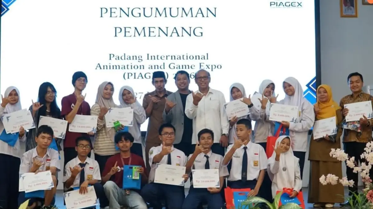 Sekretaris Disdikbud Kota Padang Ikhwansyah bersama pemenang PIAGEX 2026 pada penutupan ajang animasi, coding, dan game di Youth Center Padang.(Foto: Diskominfo)