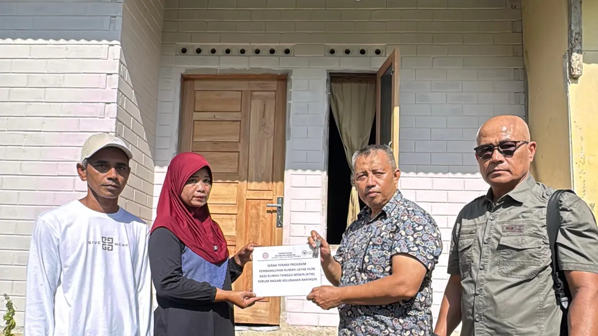 Staf TJSL PT Semen Padang bersama FPM Baringin menyerahkan kunci rumah layak huni kepada Destimar Irawati di Kelurahan Baringin, Kecamatan Lubukkilangan, Kota Padang, Jumat (24/7/2026). (Humas PT Semen Padang)