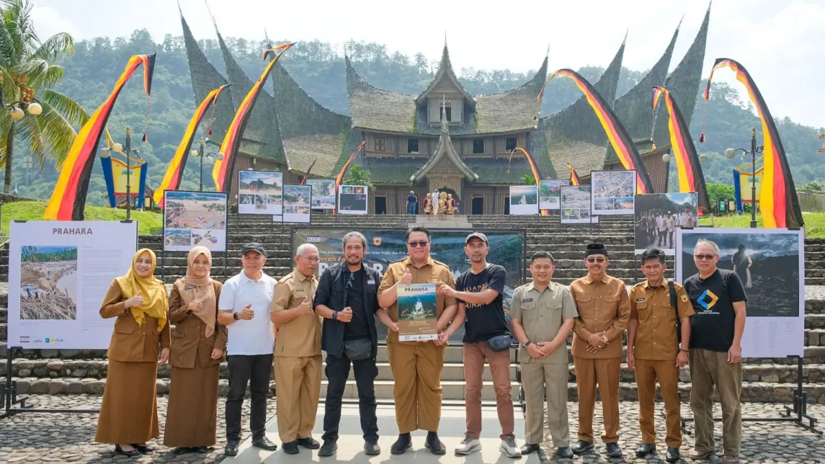 Wakil Bupati Tanahdatar Ahmad Fadly membuka Pameran Foto Jurnalistik Prahara Pulau Emas di Istano Basa Pagaruyung, Batusangkar, Senin (27/7/2026).