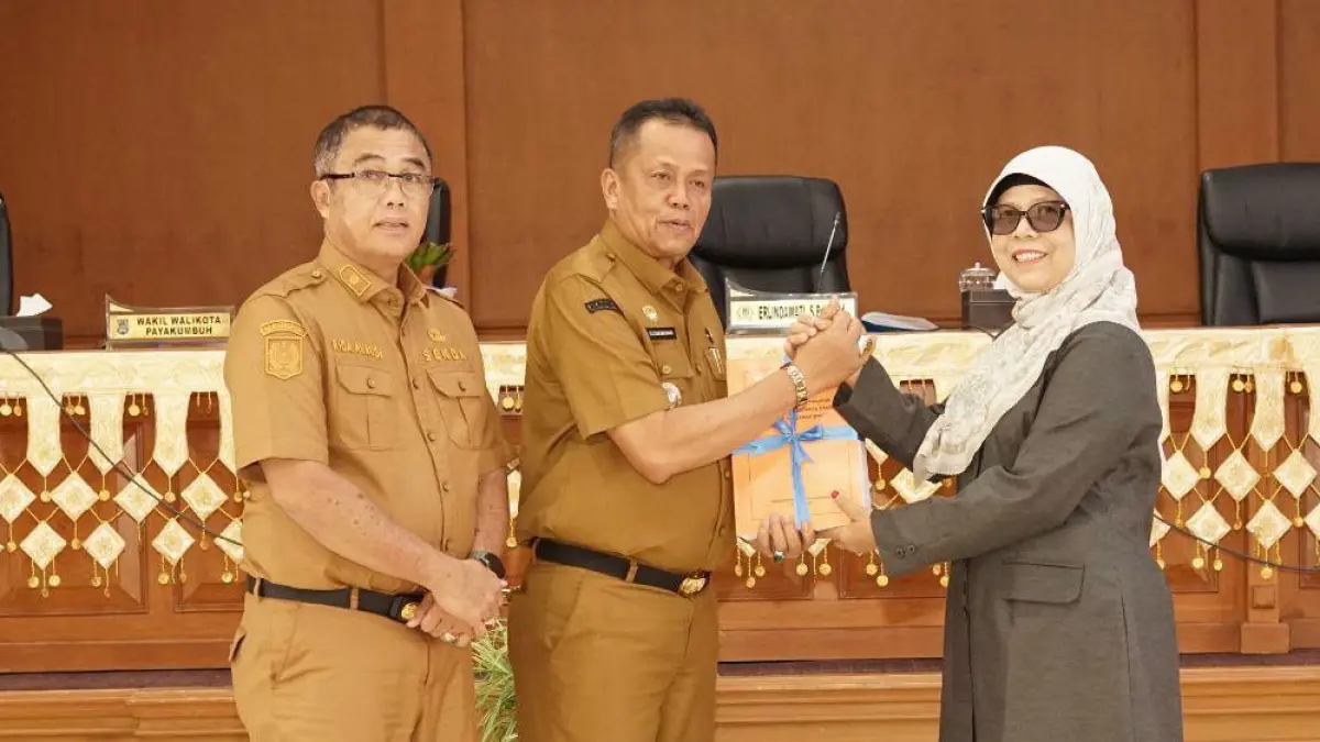 Wakil Wali Kota Payakumbuh Elzadaswarman menyerahkan Rancangan KUA-PPAS Tahun Anggaran 2027 kepada Wakil Ketua II DPRD Kota Payakumbuh, Erlindawati, S.Pd., M.Pd., dalam rapat paripurna DPRD, Senin (27/7/2026).