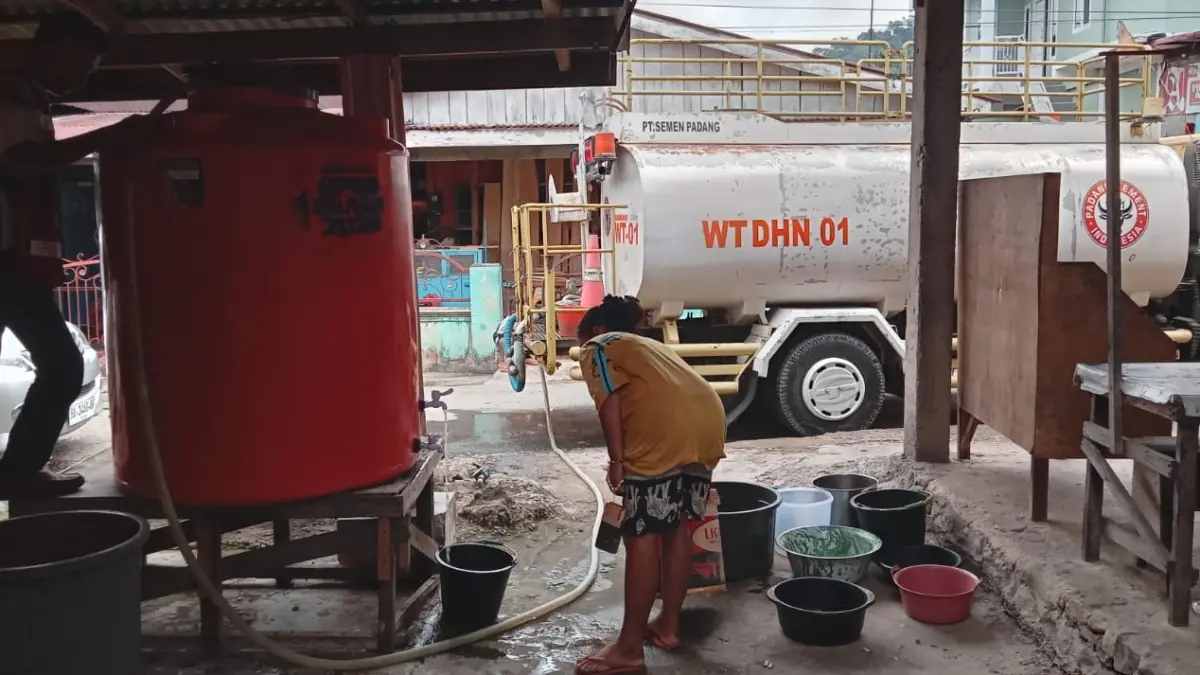 Warga Lambung Bukik masih kesulitan memperoleh air bersih pascagalodo. Bantuan tangki air PT Semen Padang menjadi harapan mereka.