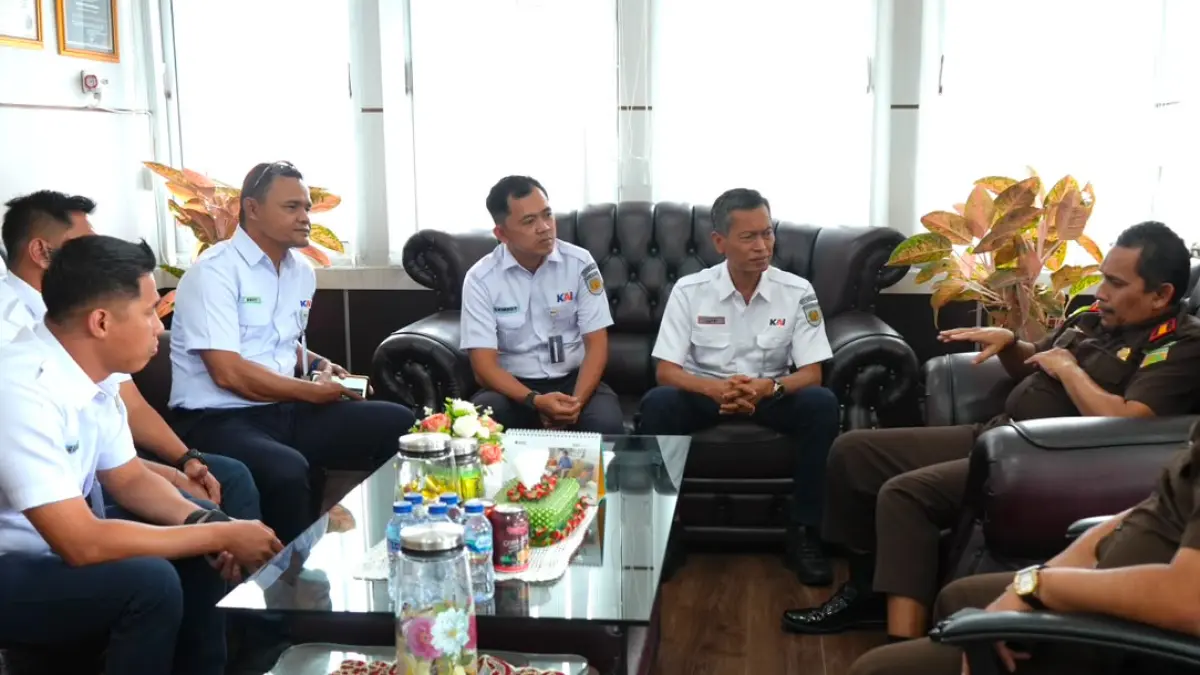 Kepala KAI Divre II Sumbar Lutfi Wijaya bersama Kepala Kejaksaan Negeri Bukittinggi Djamaluddin, S.H., M.H., beserta jajaran saat audiensi di Kantor Kejaksaan Negeri Bukittinggi, Senin (27/7/2026), membahas penguatan perlindungan aset, kepatuhan hukum, dan tata kelola perusahaan.