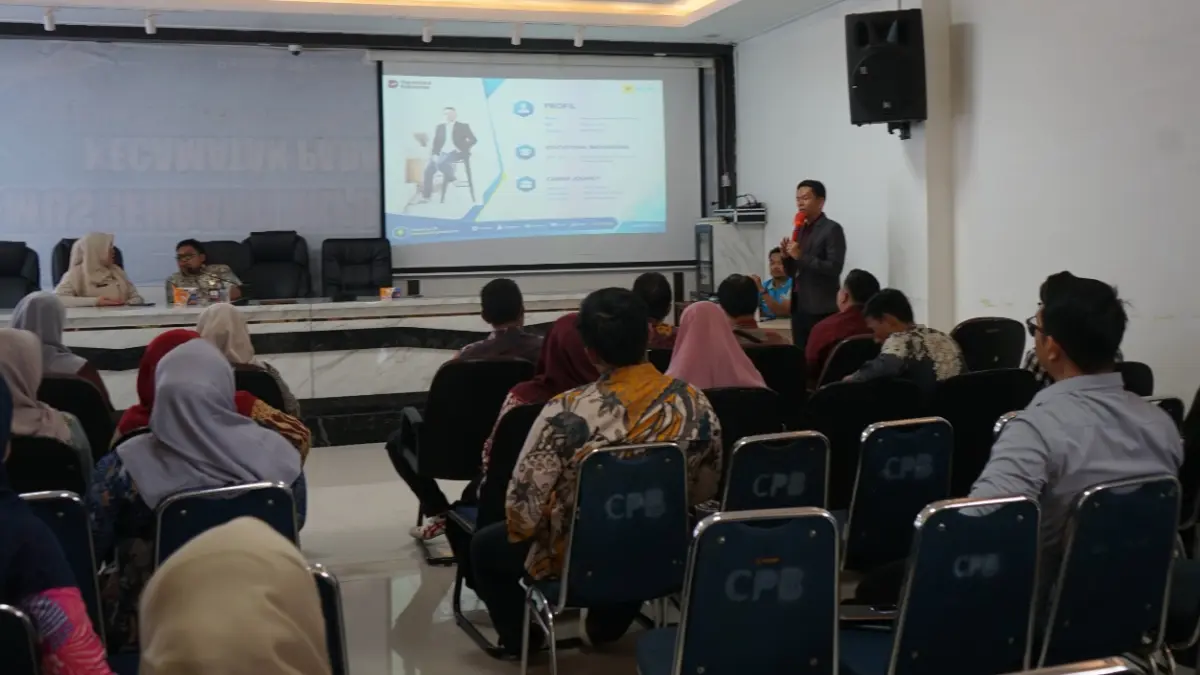 Manager PLN ULP Belanti bersama jajaran PLN UP3 Padang memberikan edukasi keselamatan ketenagalistrikan, sosialisasi promo tambah daya 50 persen, dan pengenalan PLN Mobile kepada aparatur Kecamatan Padang Barat di Aula Kantor Kecamatan Padang Barat, Kota Padang, Kamis (23/7/2026).