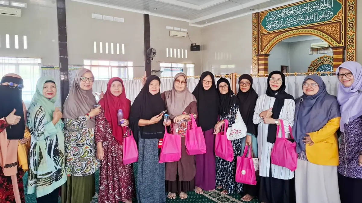 Tim LPPM Universitas Negeri Padang melalui Departemen Biologi FMIPA memberikan pelatihan pembuatan cuka buah kepada anggota KWT Ikhwatunnisa di Parupuk Tabing, Kota Padang, sebagai upaya meningkatkan nilai tambah buah lokal dan edukasi kesehatan masyarakat.