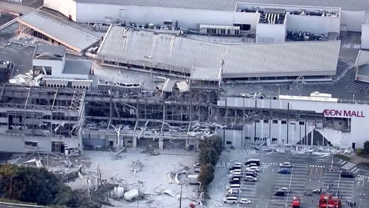 Aeon Mall Kumamoto mengalami kerusakan setelah gempa magnitudo 7,1 mengguncang Prefektur Kumamoto, Jepang. (Foto: X @japonlatino)