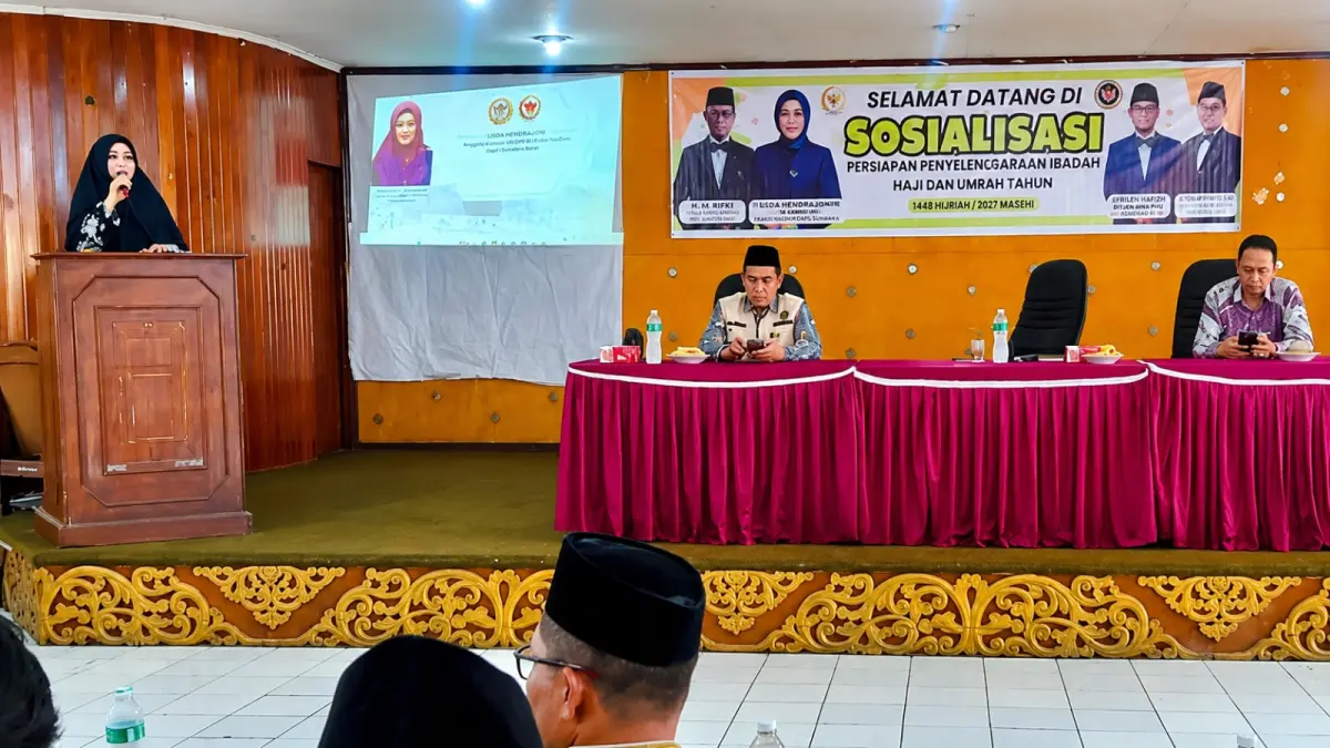 Anggota Komisi VIII DPR RI Lisda Hendrajoni bersama perwakilan Kementerian Haji memberikan sosialisasi persiapan penyelenggaraan ibadah haji 2027 di Aula LKKS Sumatera Barat, Padang, Selasa (28/7/2026).
