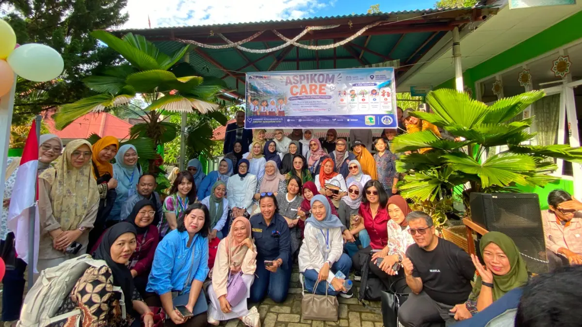 ASPIKOM CARE 2026 bersama akademisi dengan suasana ceria, menggambarkan pemulihan trauma dan peningkatan kepercayaan diri anak pascabencana di SD Bustanul Ulum Semen Padang.