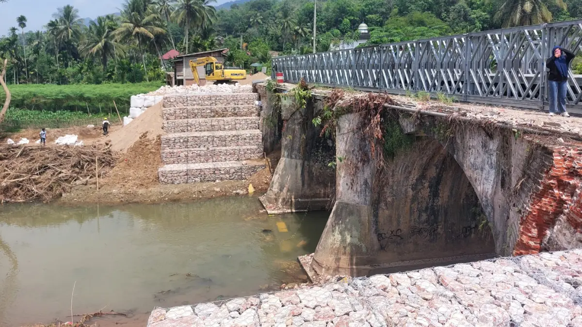 Jembatan Bailey sepanjang 42 meter di Ruas Jalan Sitangkai–Tanjung Ampalu, perbatasan Kabupaten Tanahdatar dan Kabupaten Sijunjung, kembali dibuka untuk lalu lintas kendaraan setelah putus akibat banjir bandang.