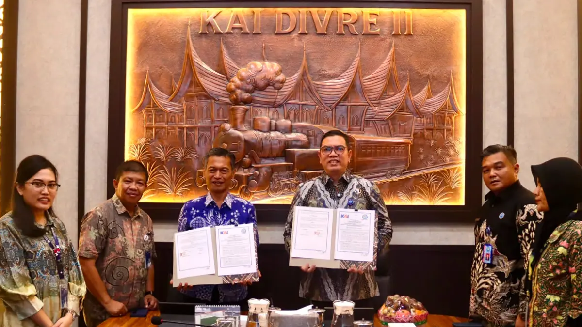 Kepala KAI Divre II Sumbar Lutfi Wijaya dan Kepala BNN Provinsi Sumatera Barat Toton Rasyid menandatangani Perjanjian Kerja Sama P4GN di Kantor KAI Divre II Sumbar, Selasa (28/7/2026).