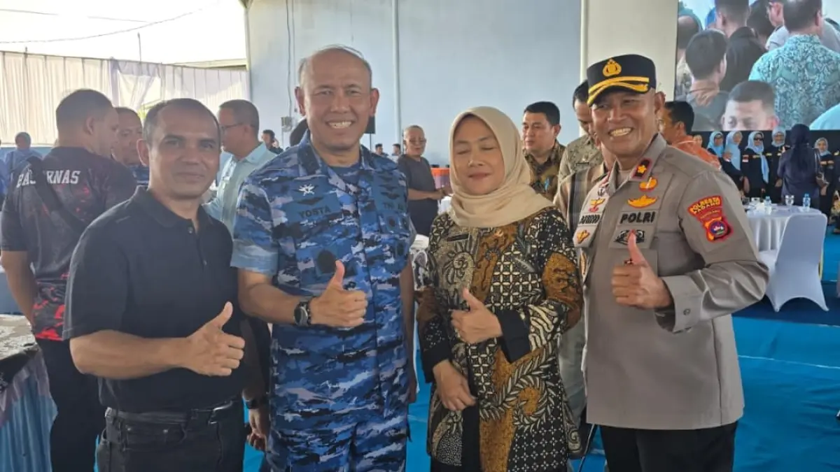 Kompol Afrino Chaniago, Kapolsek Koto Tangah bersama rekannya sesama alumni SMA Negeri 1 Lubukbasung,Agam.