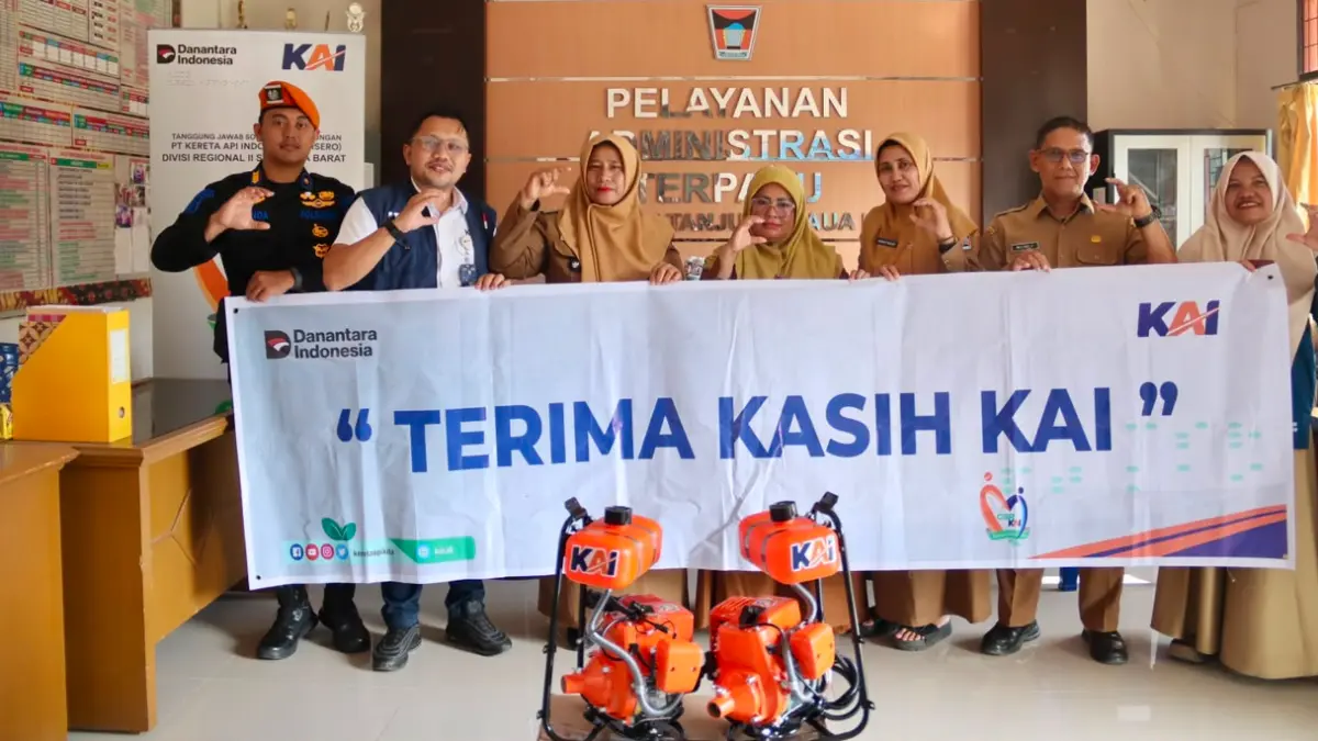 PT Kereta Api Indonesia (Persero) Divisi Regional II Sumatera Barat menyalurkan bantuan Program Tanggung Jawab Sosial dan Lingkungan (TJSL) kepada lima penerima manfaat di Sumatera Barat, Senin (27/7/2026), dengan total bantuan lebih dari Rp77 juta.
