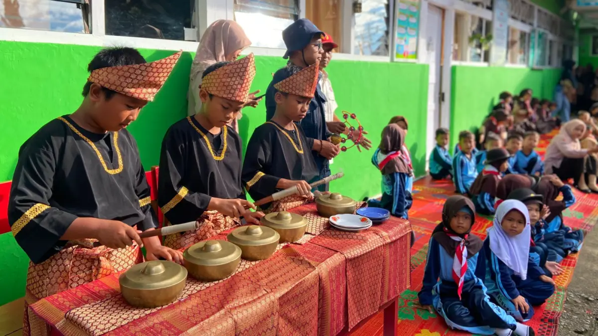 PT Semen Padang mendukung pemulihan psikologis siswa SD Bustanul Ulum melalui kegiatan trauma healing pascabanjir bandang Batu Busuk.