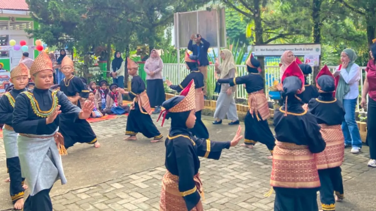 Siswa SD Bustanul Ulum Semen Padang menampilkan randai dalam kegiatan ASPIKOM CARE 2026 di hadapan akademisi nasional dan internasional dengan suasana budaya Minangkabau.