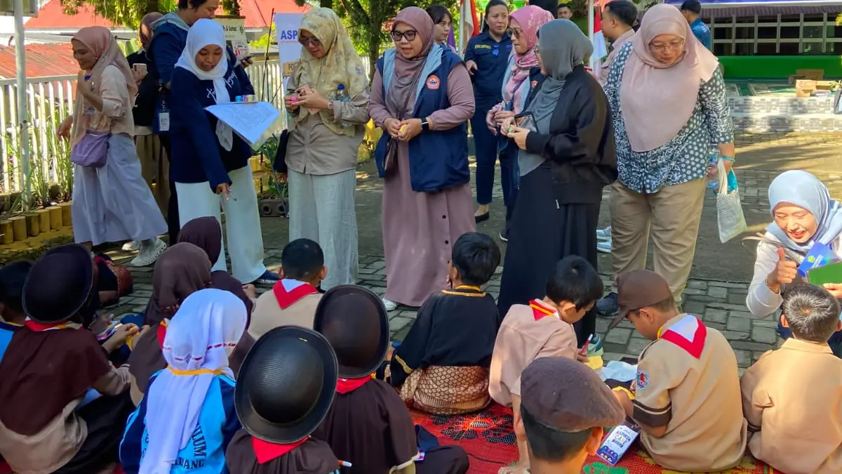Siswa SD Bustanul Ulum Semen Padang mengikuti kegiatan trauma healing ASPIKOM CARE 2026 bersama akademisi nasional dan internasional di Batu Busuk, Padang, dengan suasana edukatif dan penuh keceriaan.